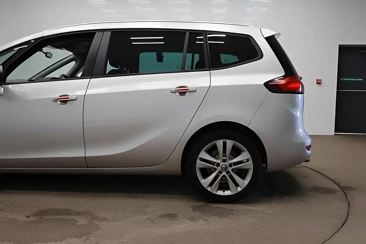 Used 2013 Vauxhall Zafira Tourer Sri Silver - Interior and Exterior details 7