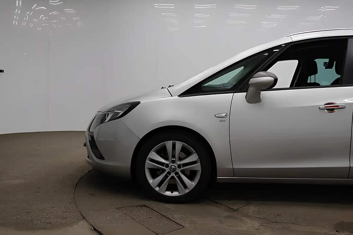 Used 2013 Vauxhall Zafira Tourer Sri Silver - Interior and Exterior details 8
