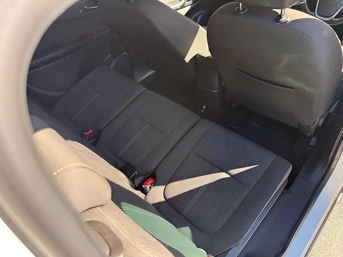 Used 2013 Vauxhall Zafira Tourer Sri White - Interior and Exterior details 11