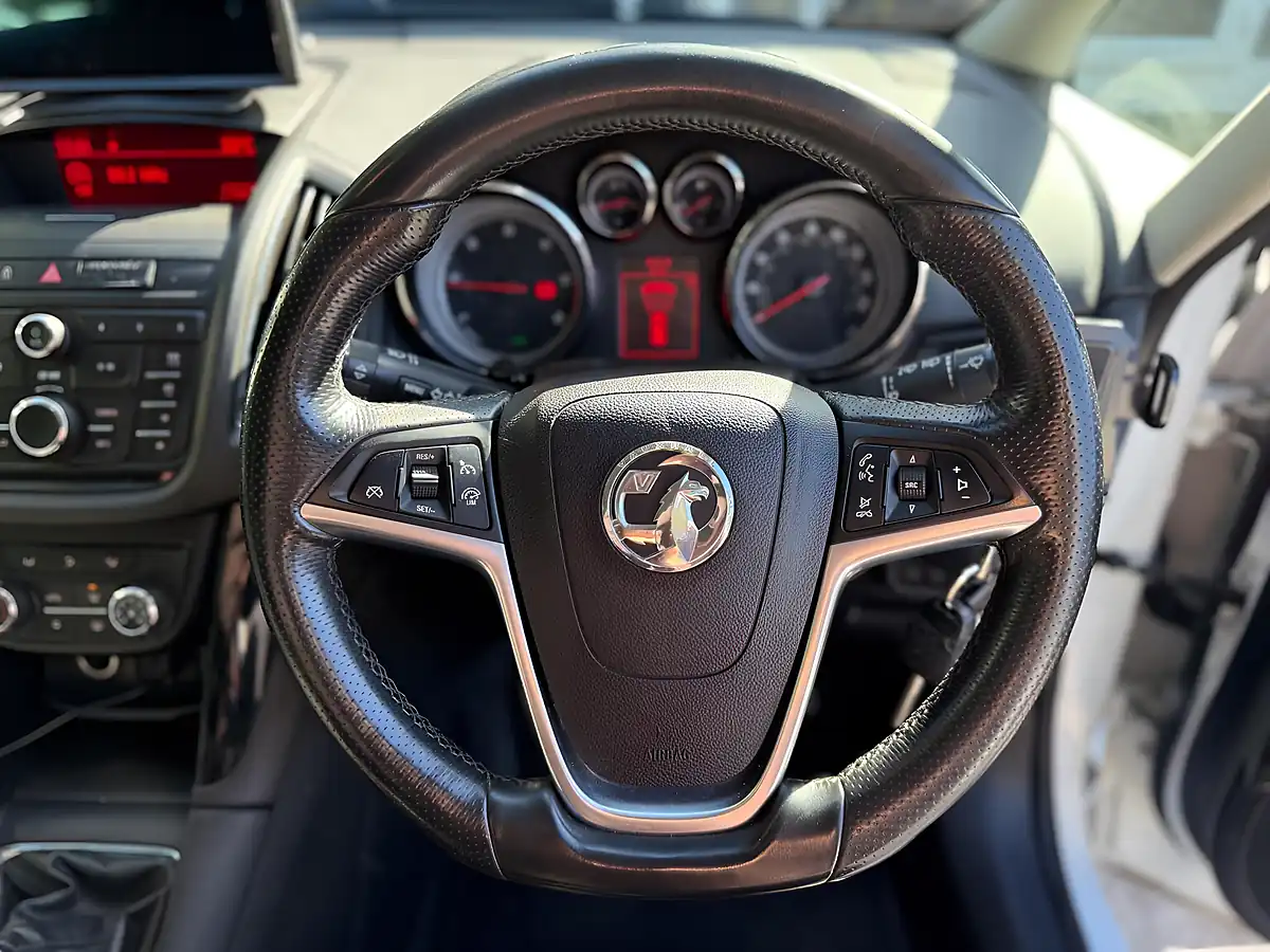 Used 2013 Vauxhall Zafira Tourer Sri White - Interior and Exterior details 14