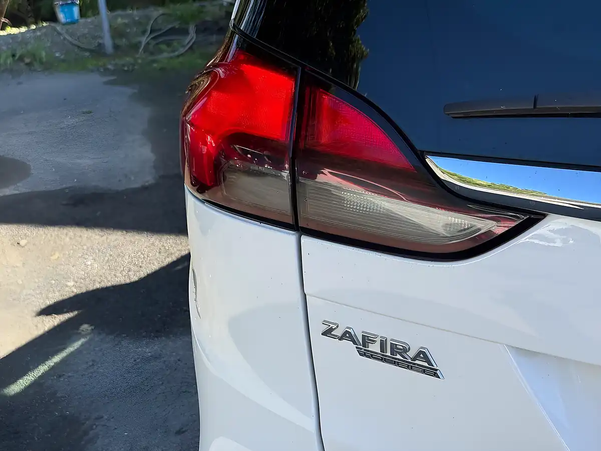 Used 2013 Vauxhall Zafira Tourer Sri White - Interior and Exterior details 7
