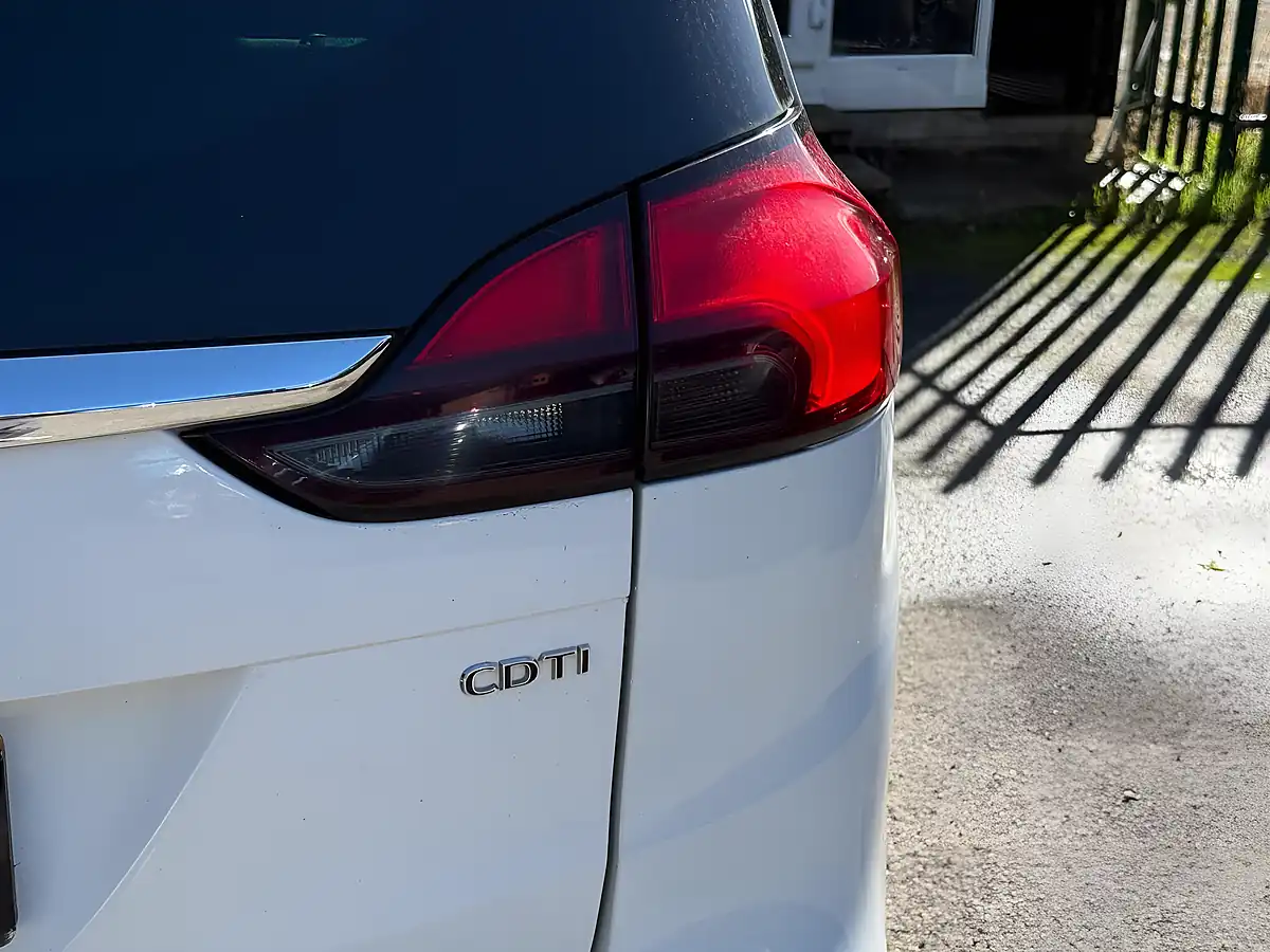 Used 2013 Vauxhall Zafira Tourer Sri White - Interior and Exterior details 8