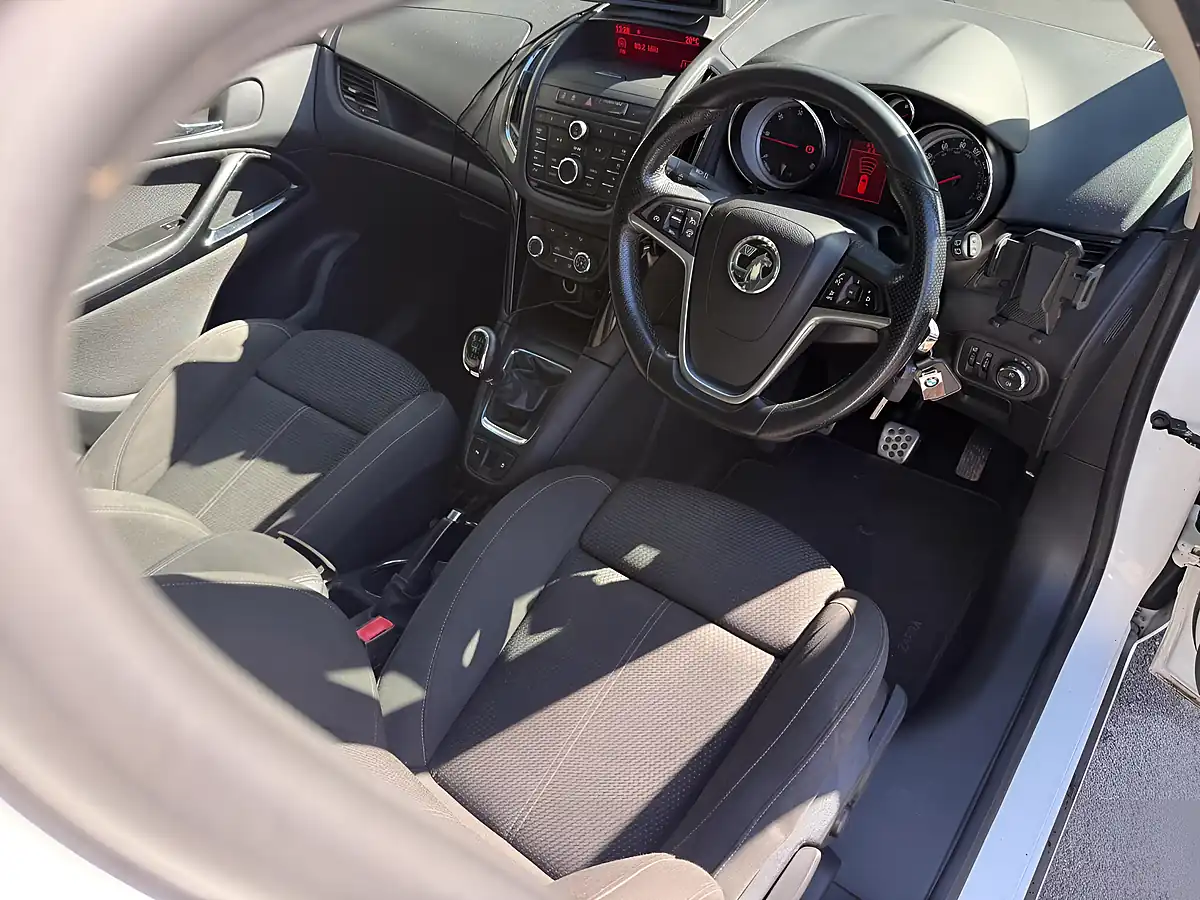 Used 2013 Vauxhall Zafira Tourer Sri White - Interior and Exterior details 9