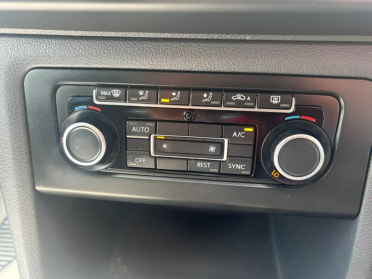 Used 2013 Volkswagen Amarok Trendline Silver - Interior and Exterior details 12