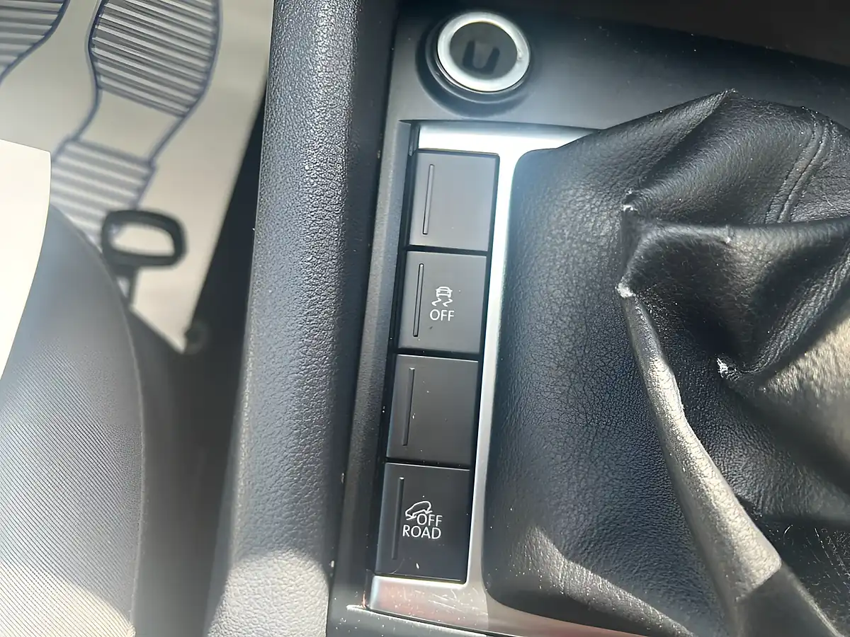 Used 2013 Volkswagen Amarok Trendline Silver - Interior and Exterior details 14