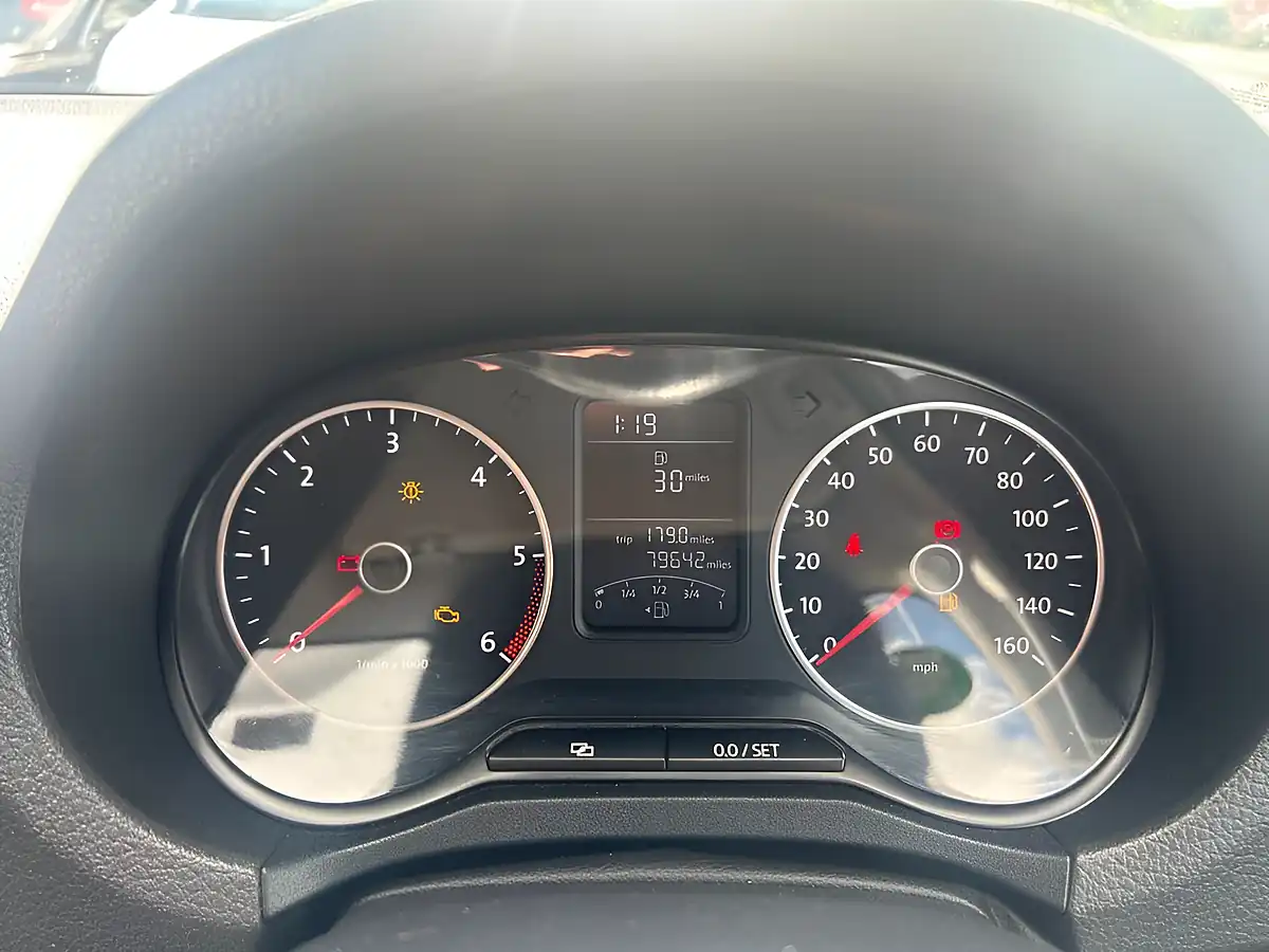Used 2013 Volkswagen Amarok Trendline Silver - Interior and Exterior details 15