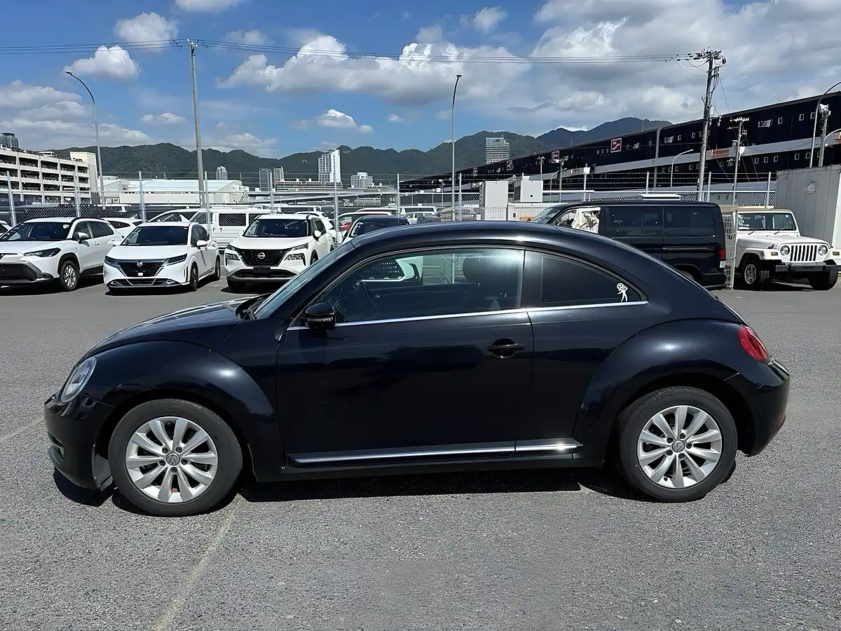 Used 2013 Volkswagen Beetle Design Deep Black Pearl - Interior and Exterior details 6