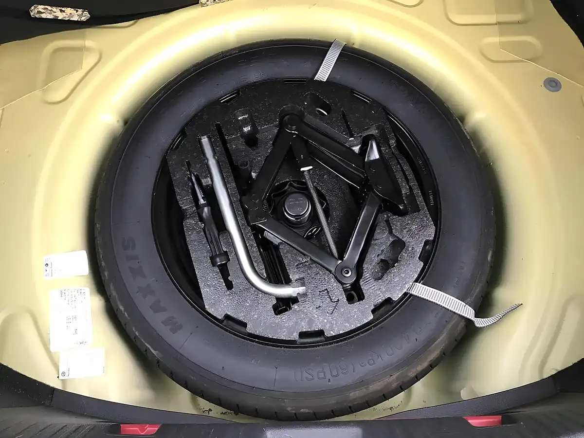 Used 2013 Volkswagen Beetle Design (leather) Sunflower Yellow - Interior and Exterior details 17
