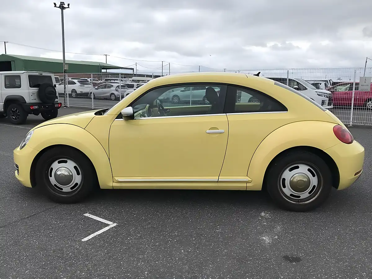 Used 2013 Volkswagen Beetle Design (leather) Sunflower Yellow - Interior and Exterior details 9