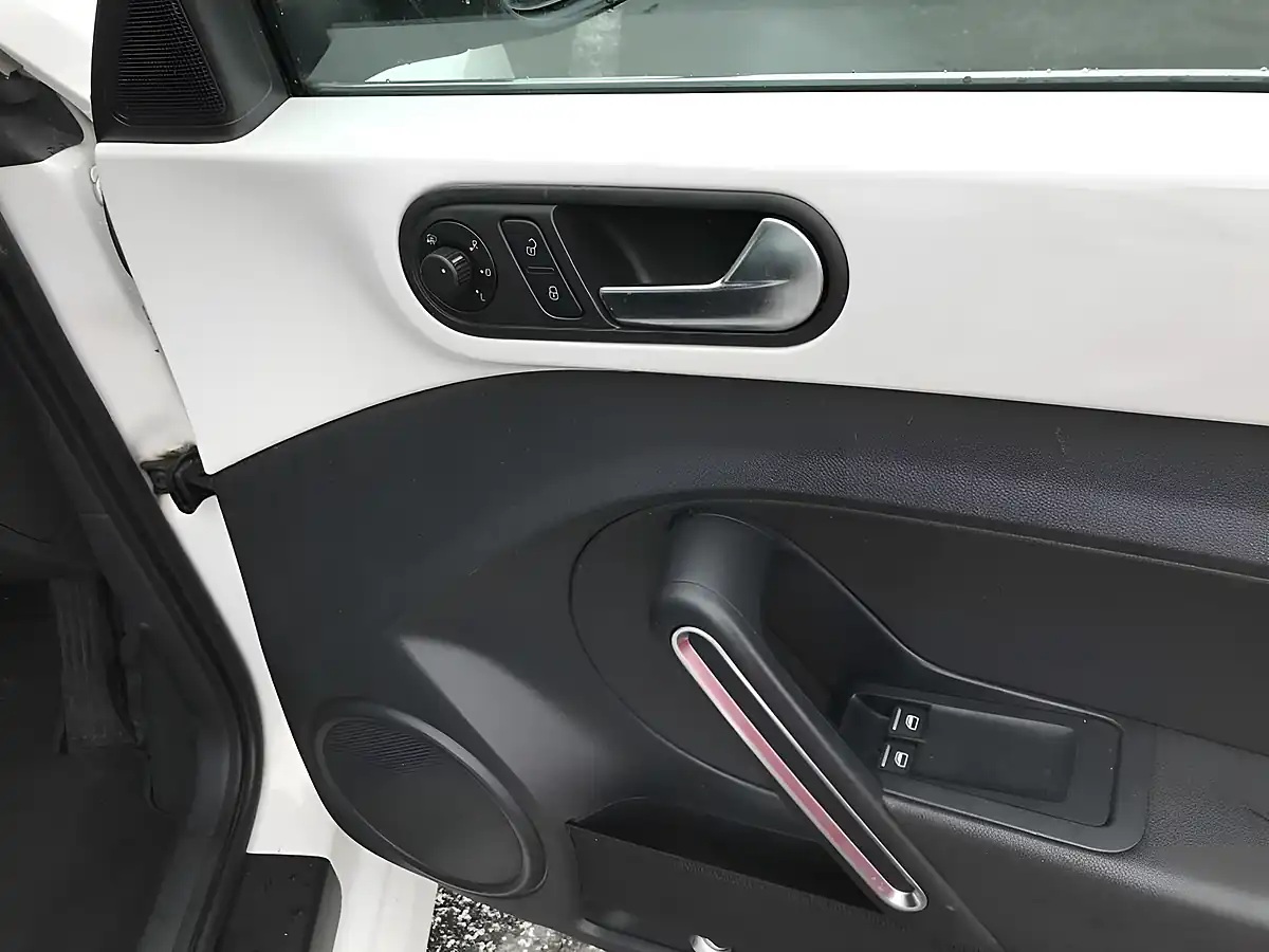 Used 2013 Volkswagen Beetle Design (leather) White - Interior and Exterior details 14