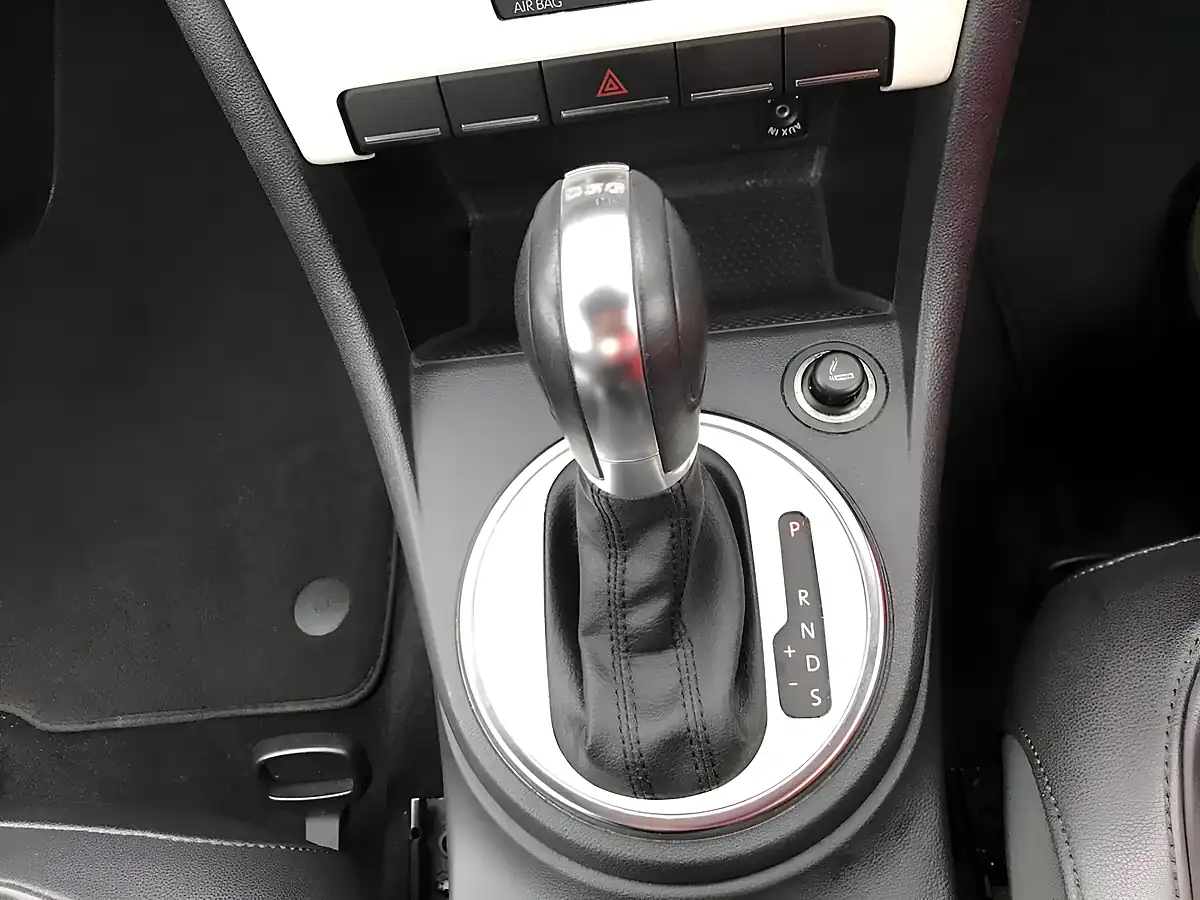 Used 2013 Volkswagen Beetle Design (leather) White - Interior and Exterior details 15