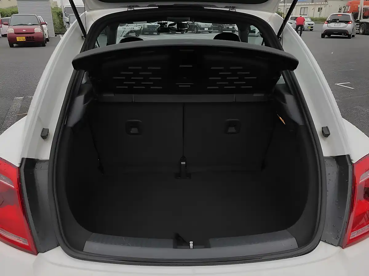Used 2013 Volkswagen Beetle Design (leather) White - Interior and Exterior details 16