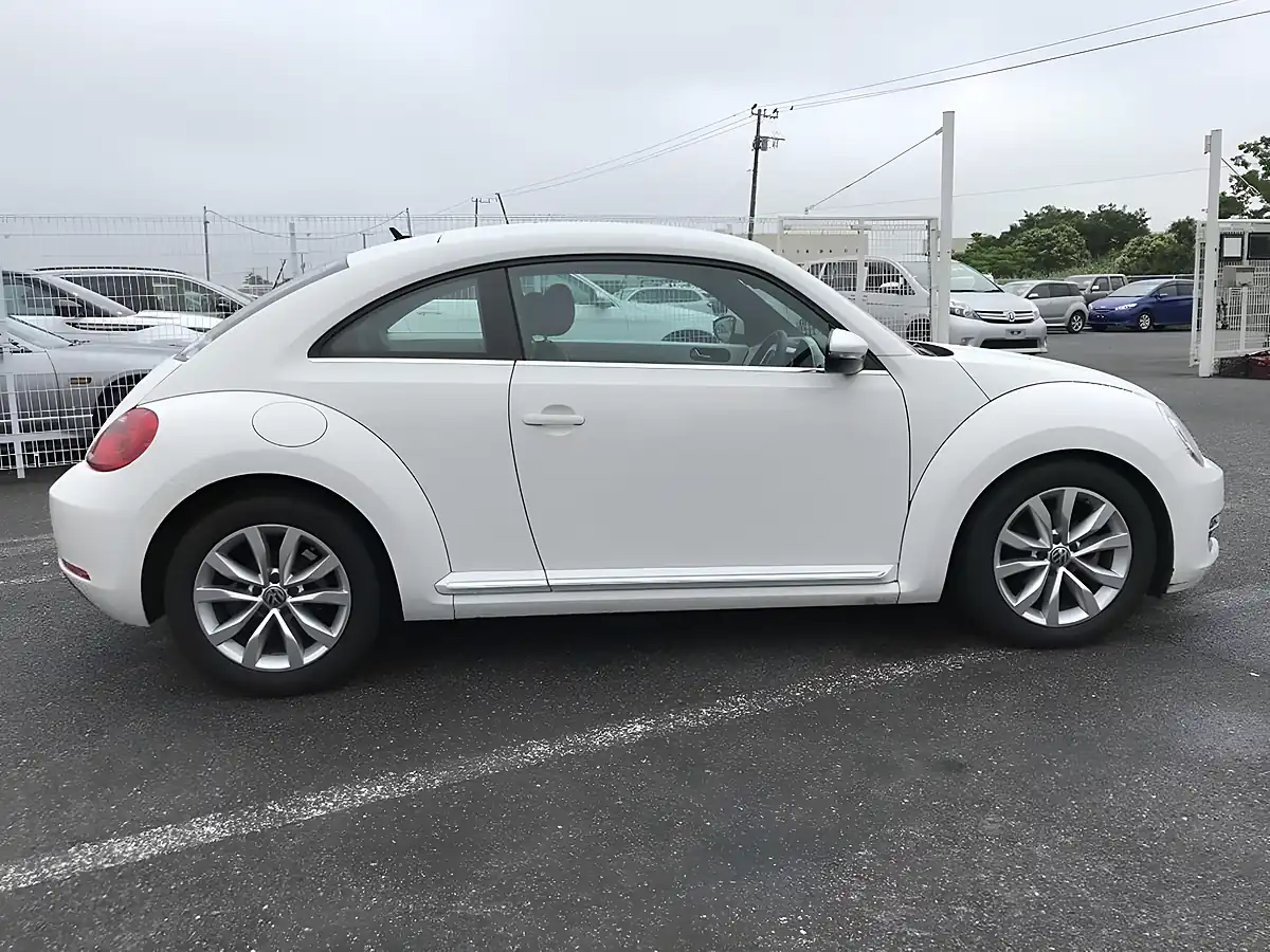 Used 2013 Volkswagen Beetle Design (leather) White - Interior and Exterior details 8