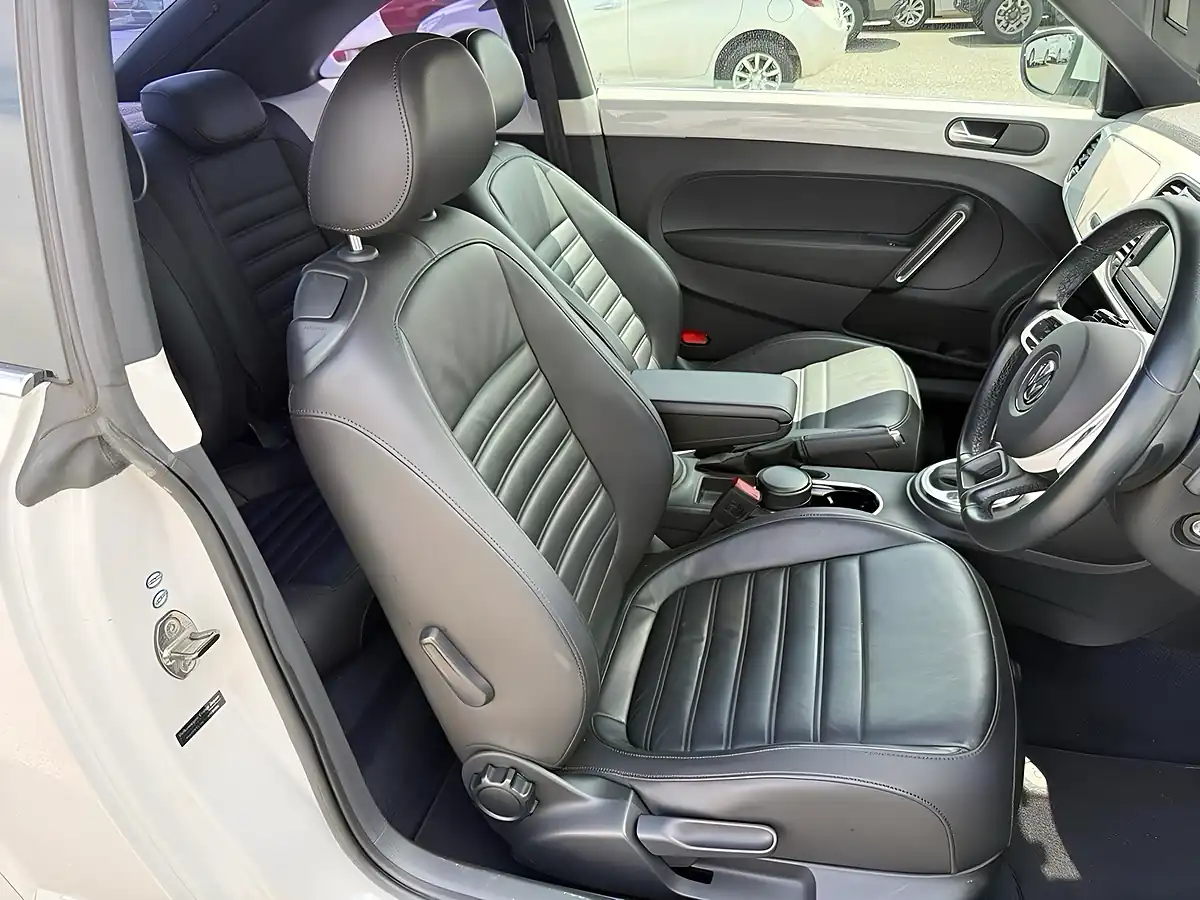 Used 2013 Volkswagen Beetle Design (leather) White - Interior and Exterior details 11