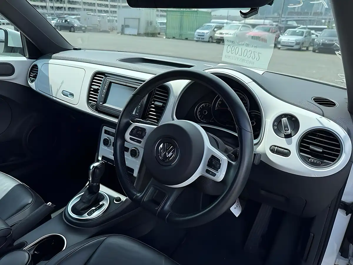 Used 2013 Volkswagen Beetle Design (leather) White - Interior and Exterior details 12