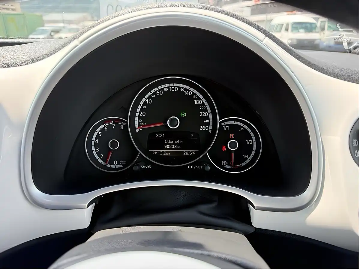 Used 2013 Volkswagen Beetle Design (leather) White - Interior and Exterior details 13