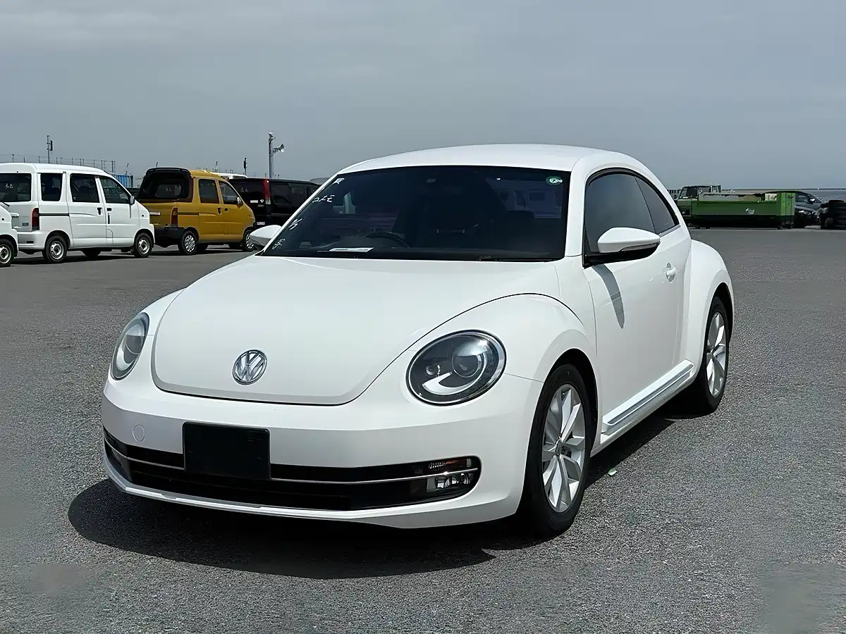 Used 2013 Volkswagen Beetle Design (leather) White - Interior and Exterior details 5