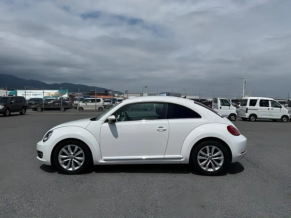 Used 2013 Volkswagen Beetle Design (leather) White - Interior and Exterior details 6