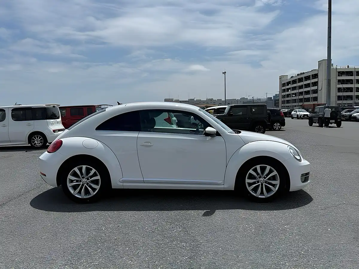 Used 2013 Volkswagen Beetle Design (leather) White - Interior and Exterior details 7
