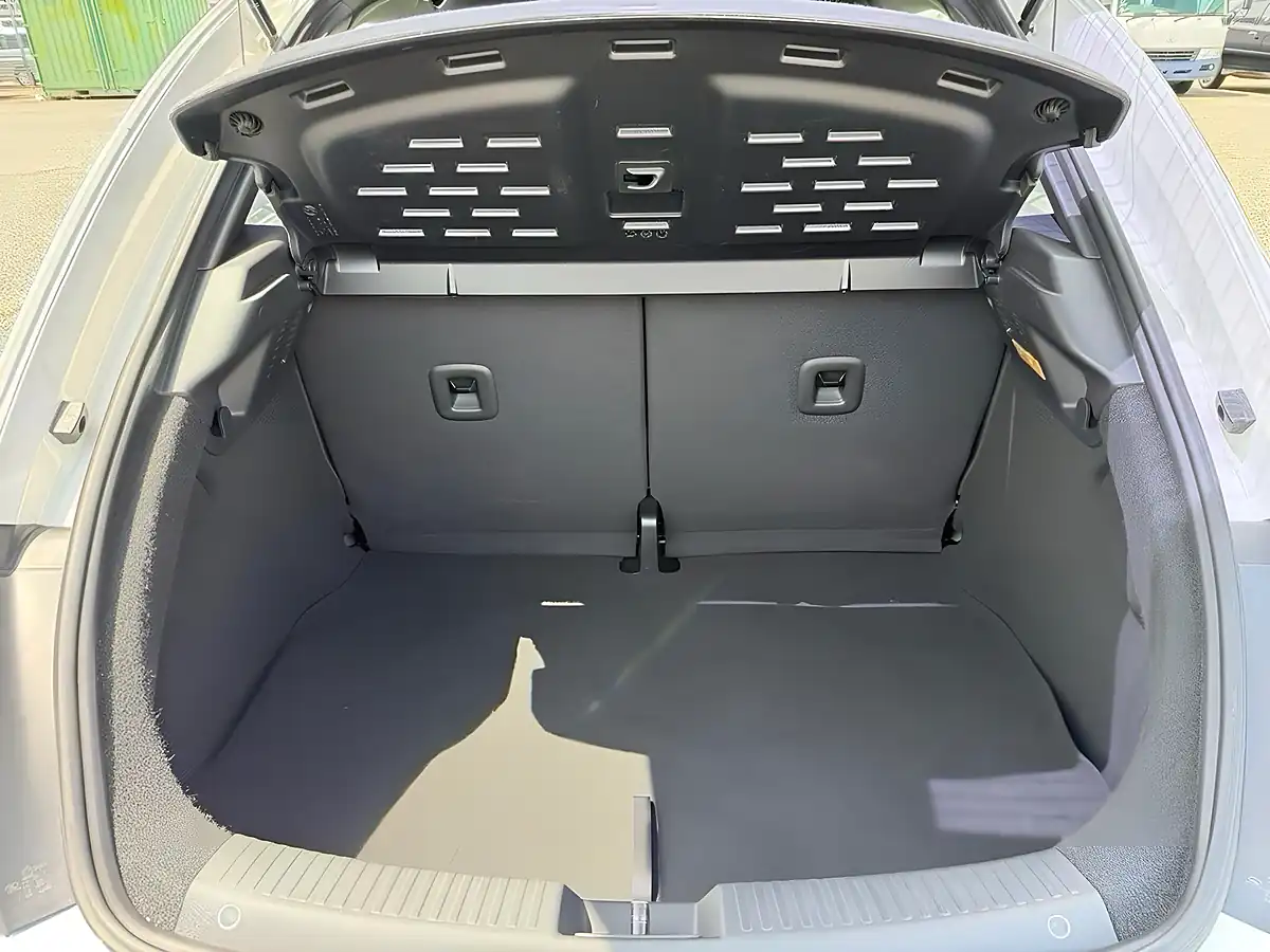 Used 2013 Volkswagen Beetle Design (leather) White - Interior and Exterior details 9