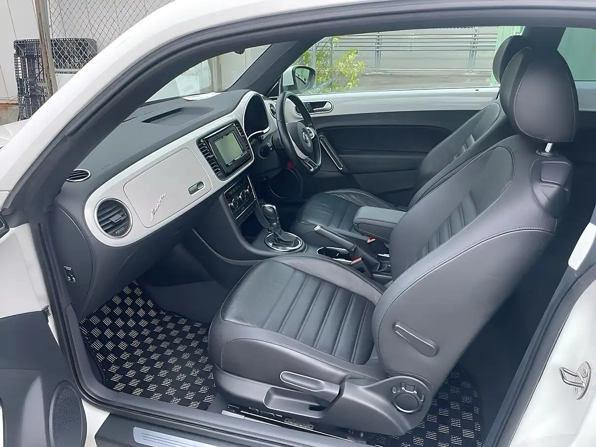 Used 2013 Volkswagen Beetle Design (leather) White - Interior and Exterior details 10