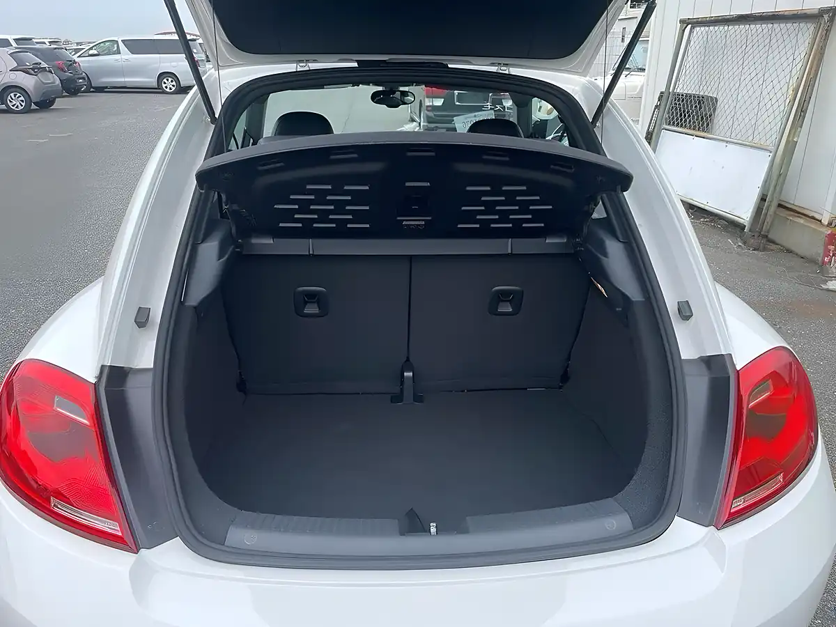 Used 2013 Volkswagen Beetle Design (leather) White - Interior and Exterior details 16