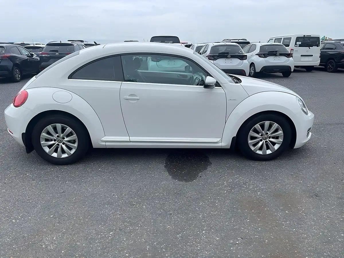 Used 2013 Volkswagen Beetle Design (leather) White - Interior and Exterior details 5