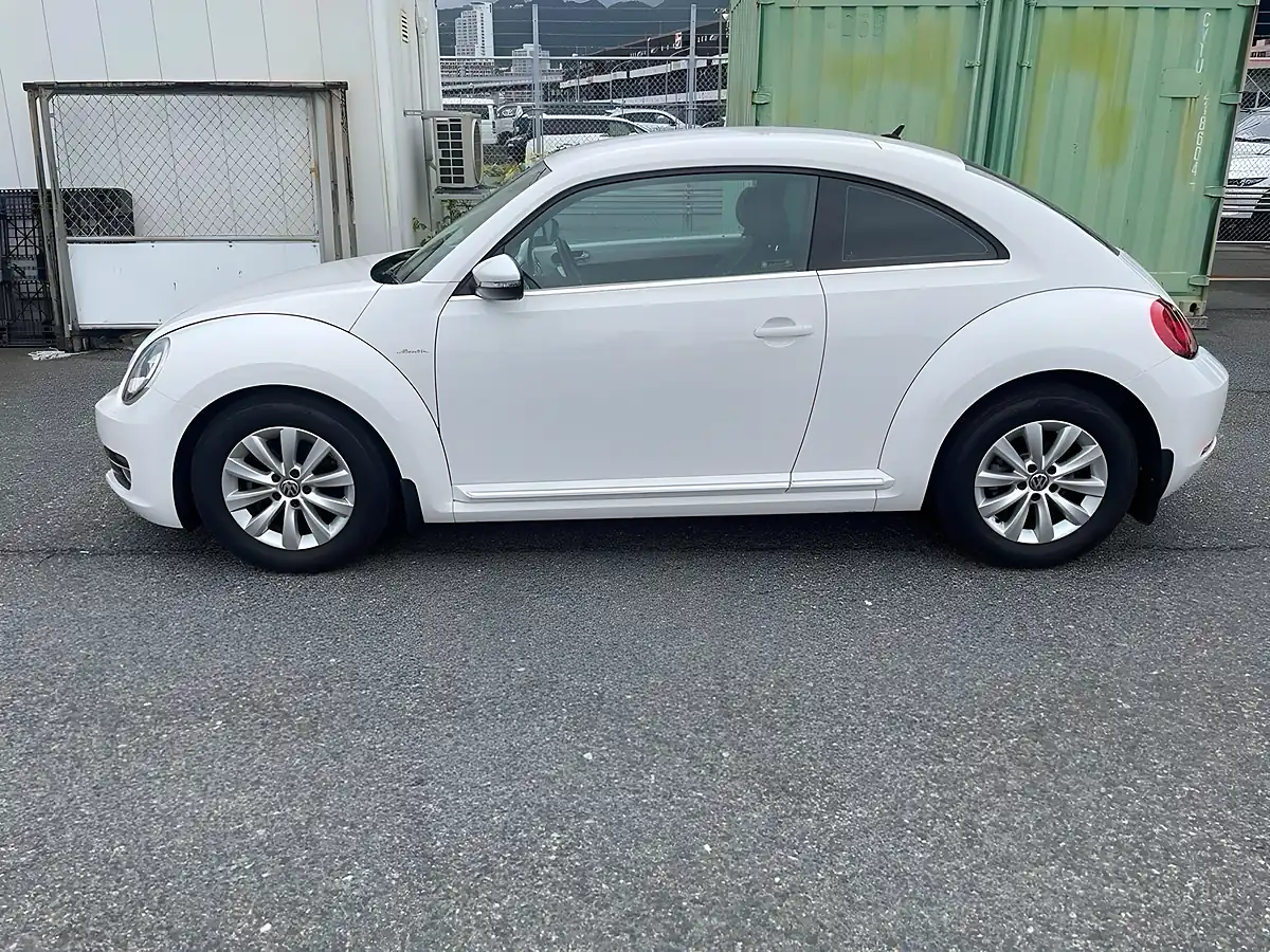 Used 2013 Volkswagen Beetle Design (leather) White - Interior and Exterior details 6