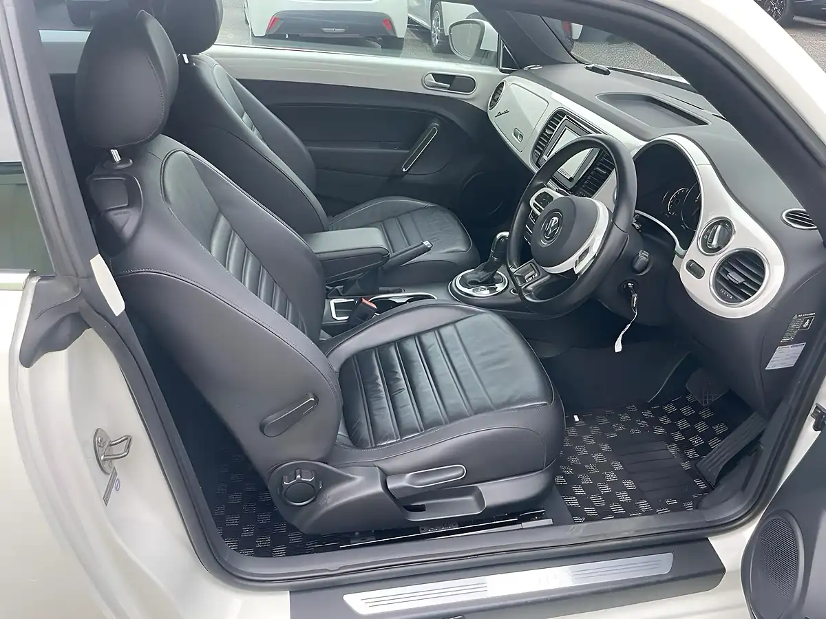 Used 2013 Volkswagen Beetle Design (leather) White - Interior and Exterior details 9