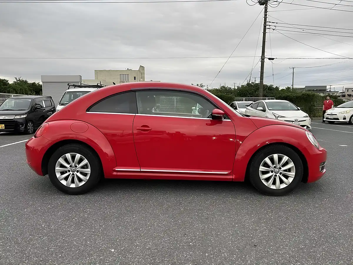 Used 2013 Volkswagen Beetle Design Red - Interior and Exterior details 9