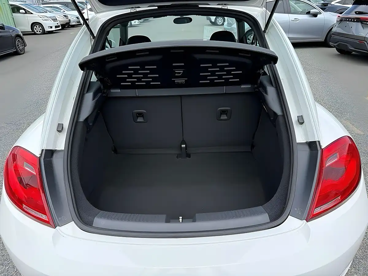 Used 2013 Volkswagen Beetle Design White - Interior and Exterior details 15
