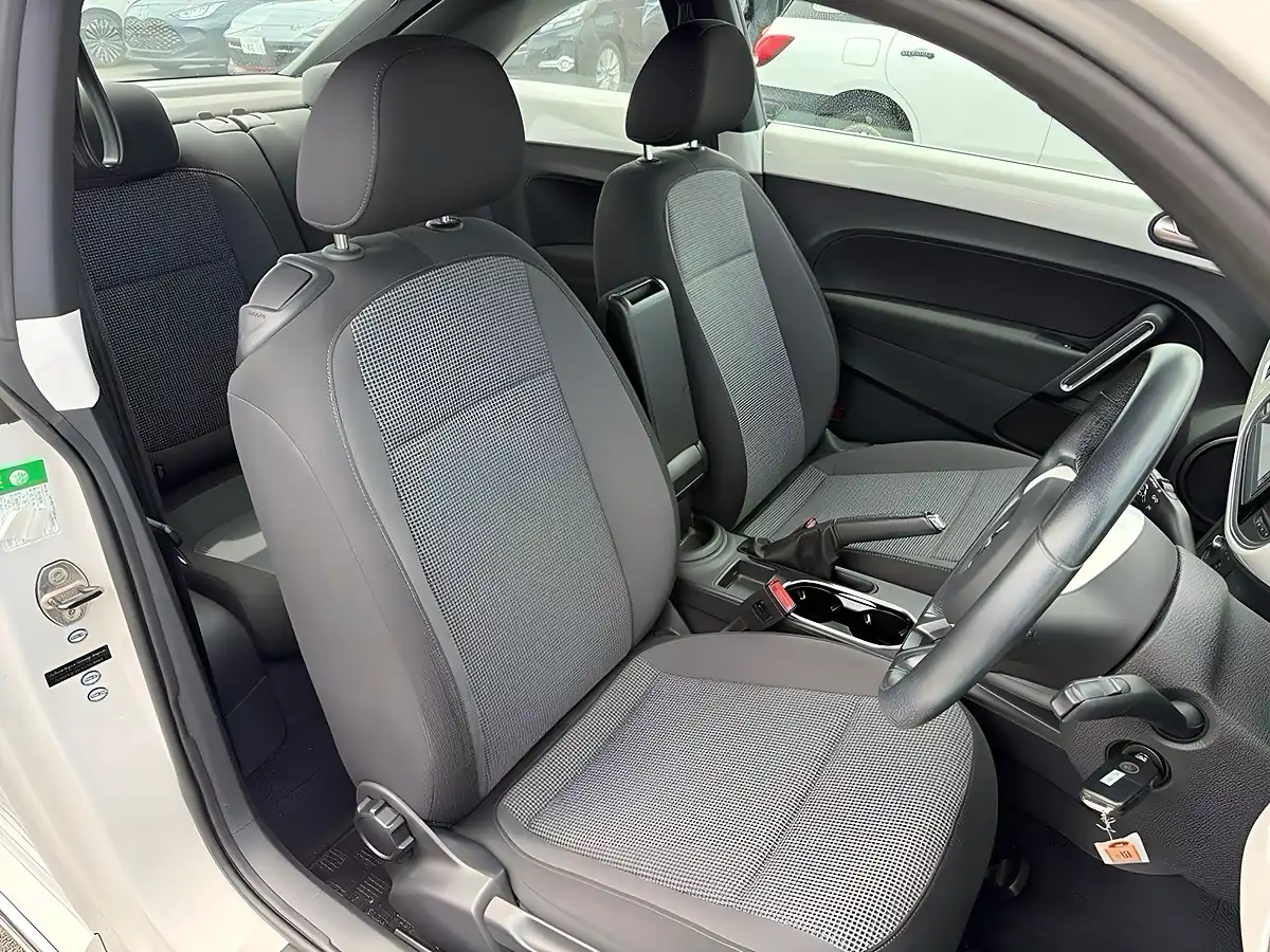 Used 2013 Volkswagen Beetle Design White - Interior and Exterior details 4