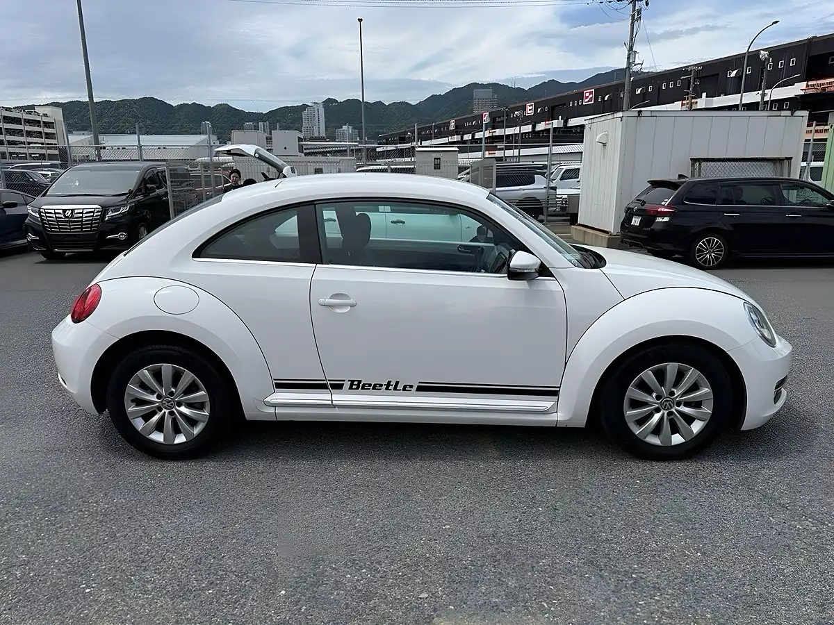 Used 2013 Volkswagen Beetle Design White - Interior and Exterior details 6