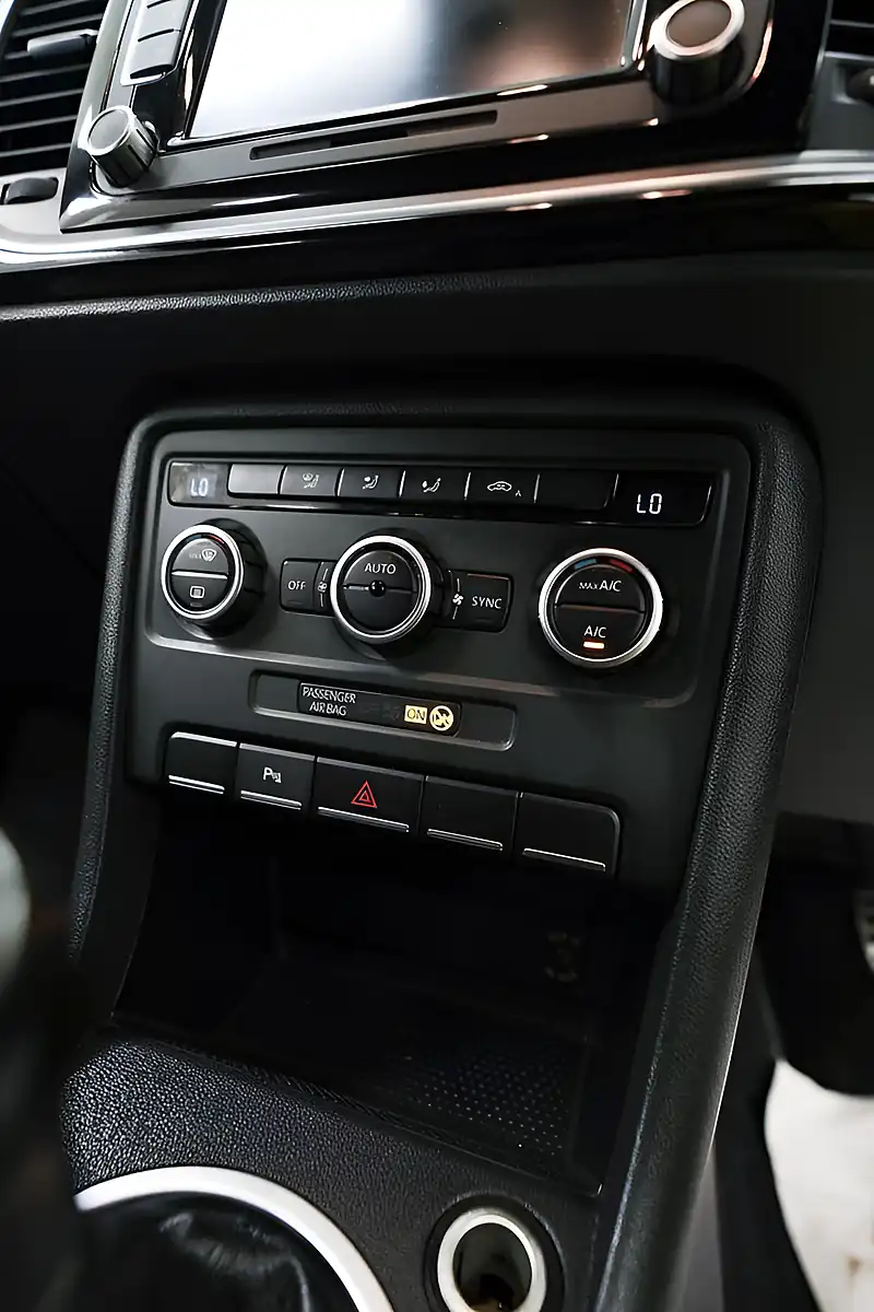 Used 2013 Volkswagen Beetle Sport Black - Interior and Exterior details 15