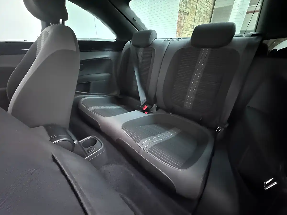 Used 2013 Volkswagen Beetle Sport White - Interior and Exterior details 10