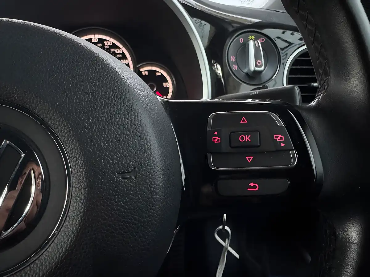 Used 2013 Volkswagen Beetle Sport White - Interior and Exterior details 16