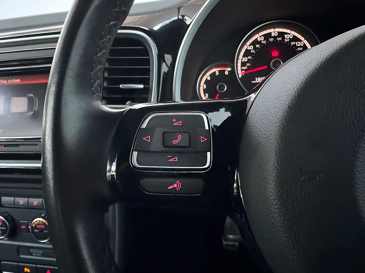 Used 2013 Volkswagen Beetle Sport White - Interior and Exterior details 17