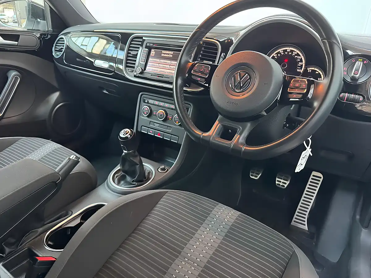 Used 2013 Volkswagen Beetle Sport White - Interior and Exterior details 3