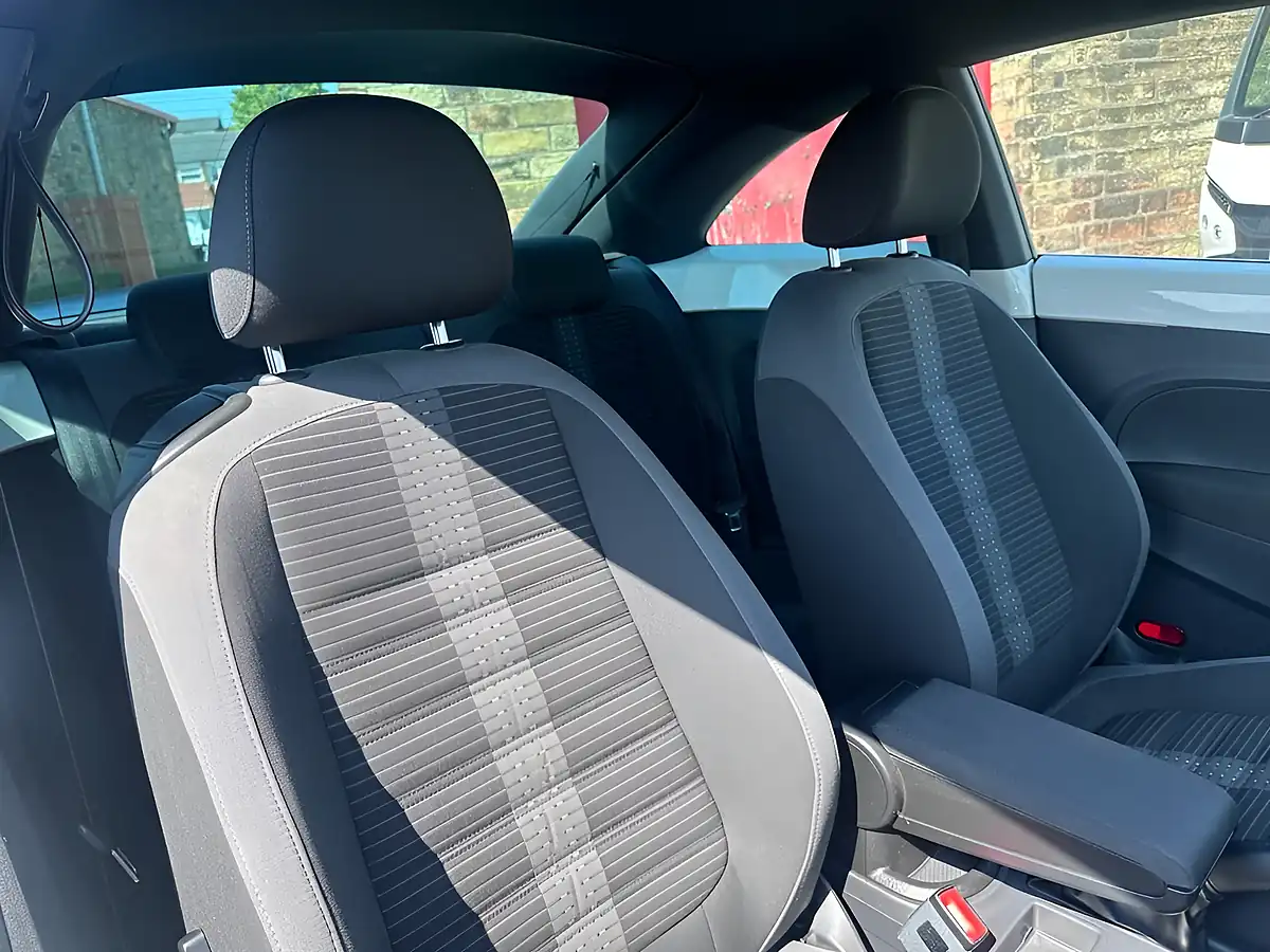 Used 2013 Volkswagen Beetle Sport White - Interior and Exterior details 11