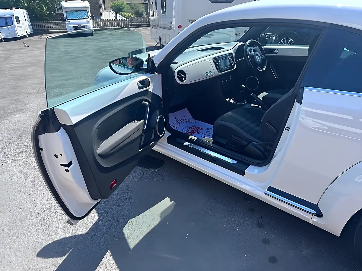 Used 2013 Volkswagen Beetle Sport White - Interior and Exterior details 12