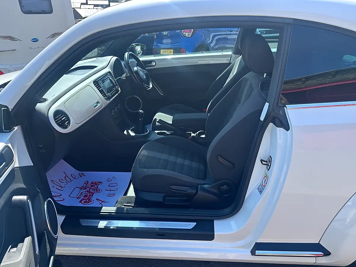 Used 2013 Volkswagen Beetle Sport White - Interior and Exterior details 13