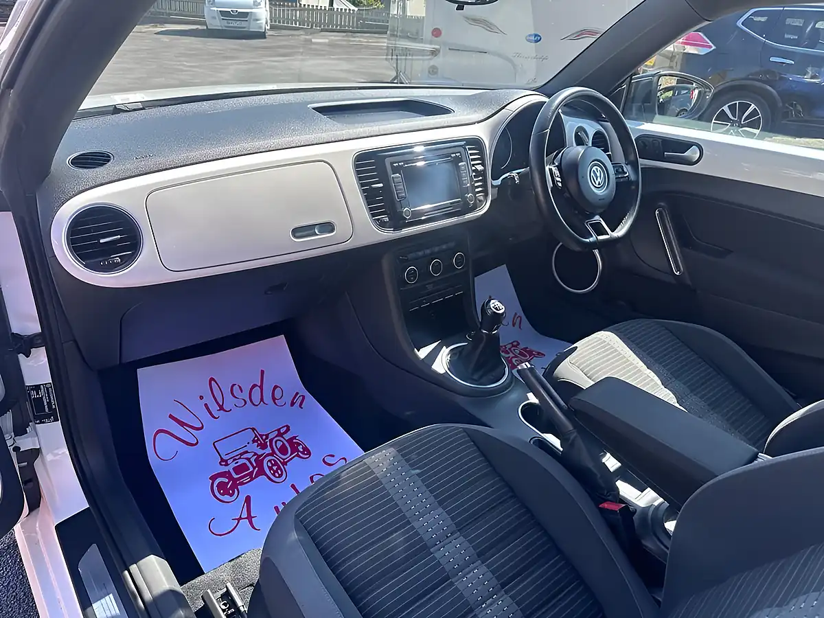 Used 2013 Volkswagen Beetle Sport White - Interior and Exterior details 14