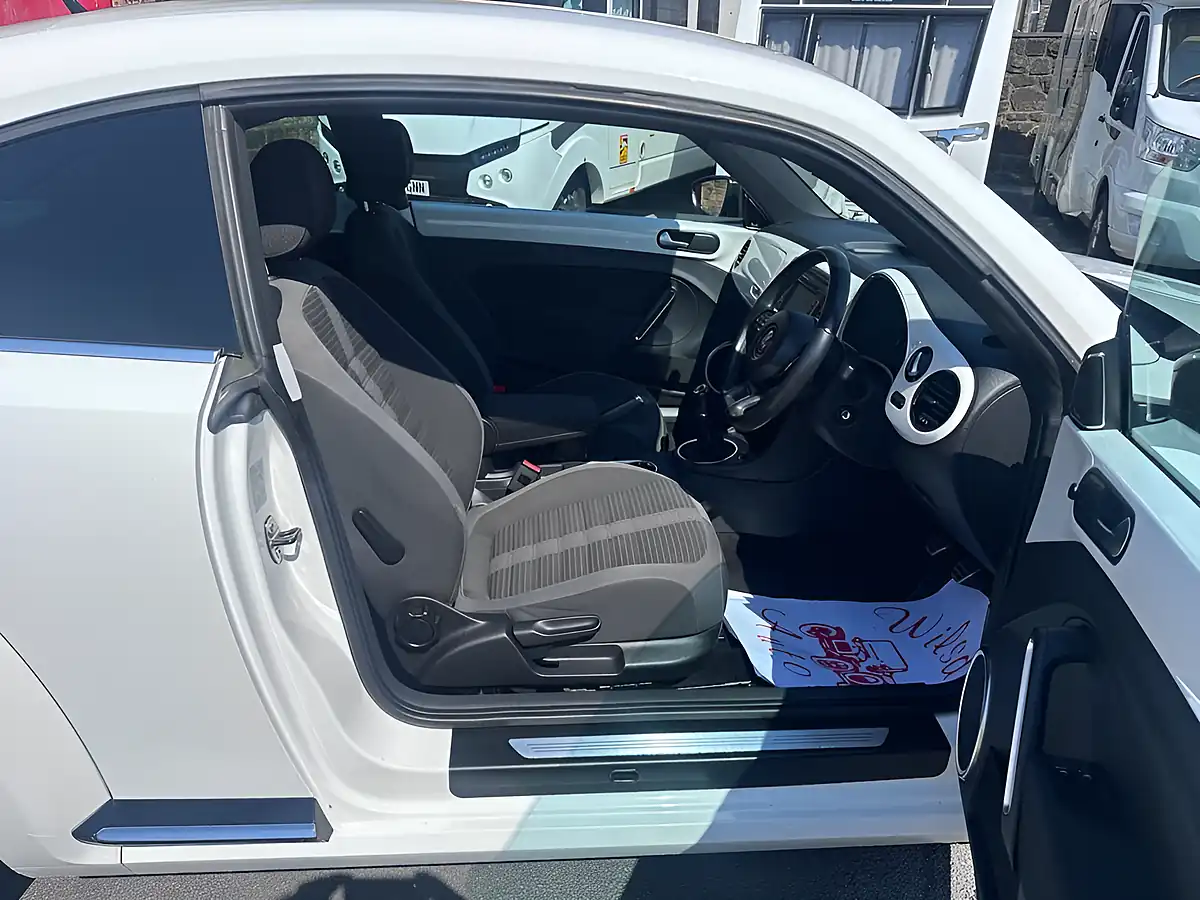 Used 2013 Volkswagen Beetle Sport White - Interior and Exterior details 9