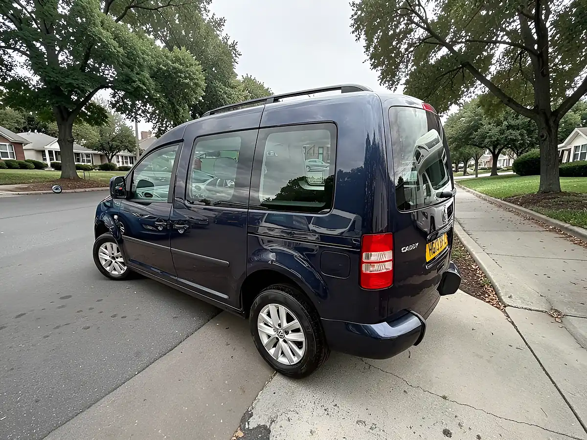 Used 2013 Volkswagen Caddy Life Blue - Interior and Exterior details 5