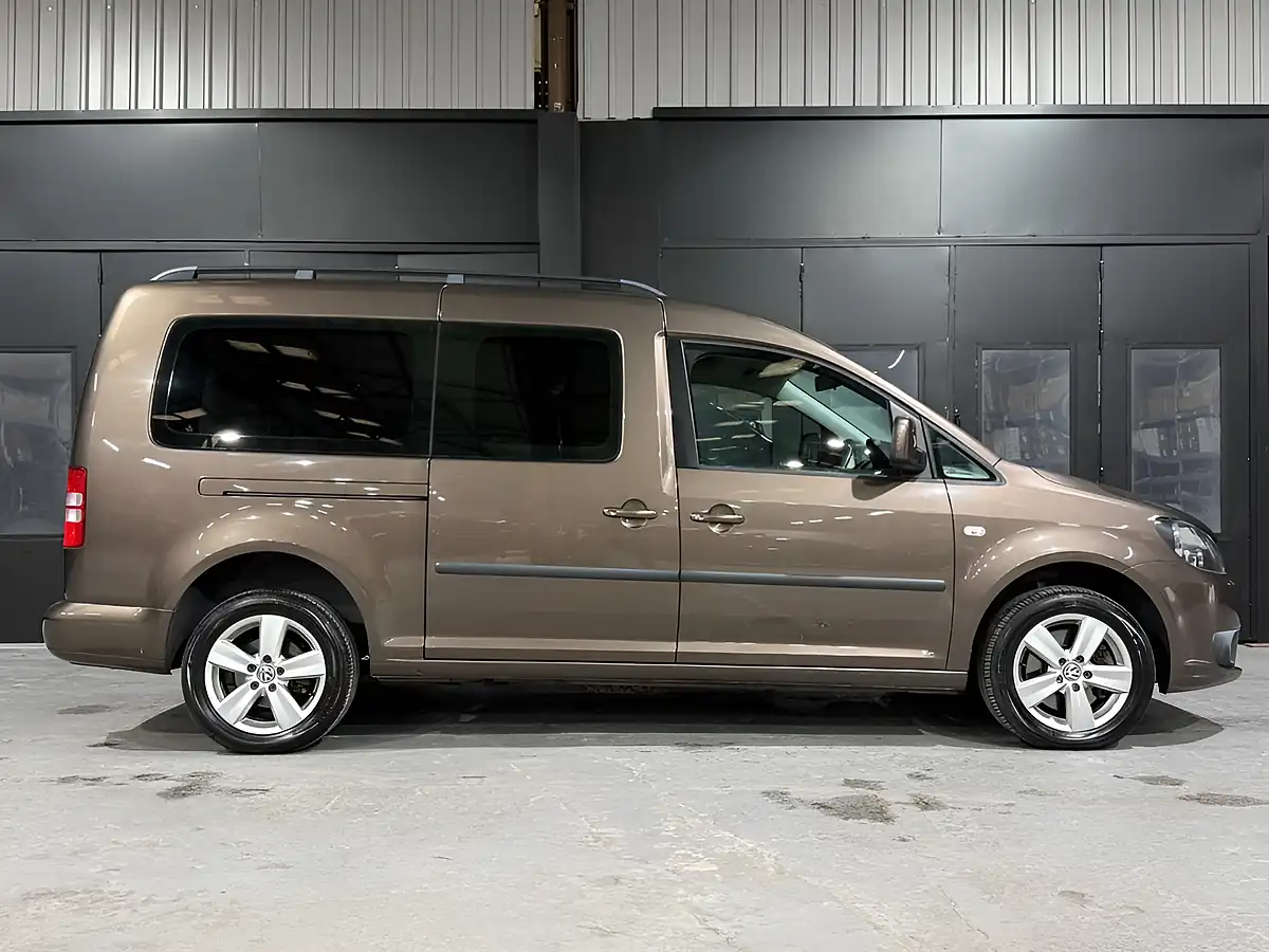 Used 2013 Volkswagen Caddy Maxi Life Brown - Interior and Exterior details 4