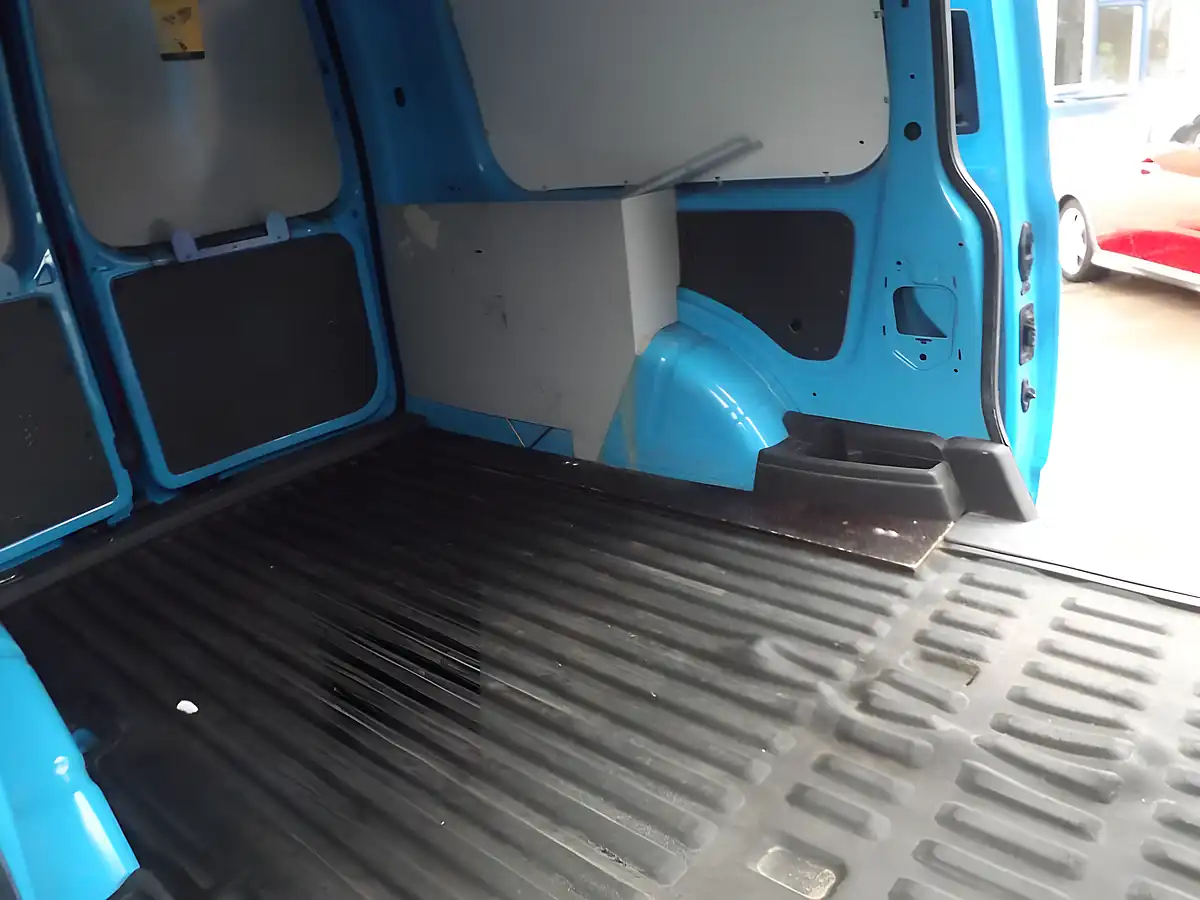 Used 2013 Volkswagen Caddy Startline Blue - Interior and Exterior details 12