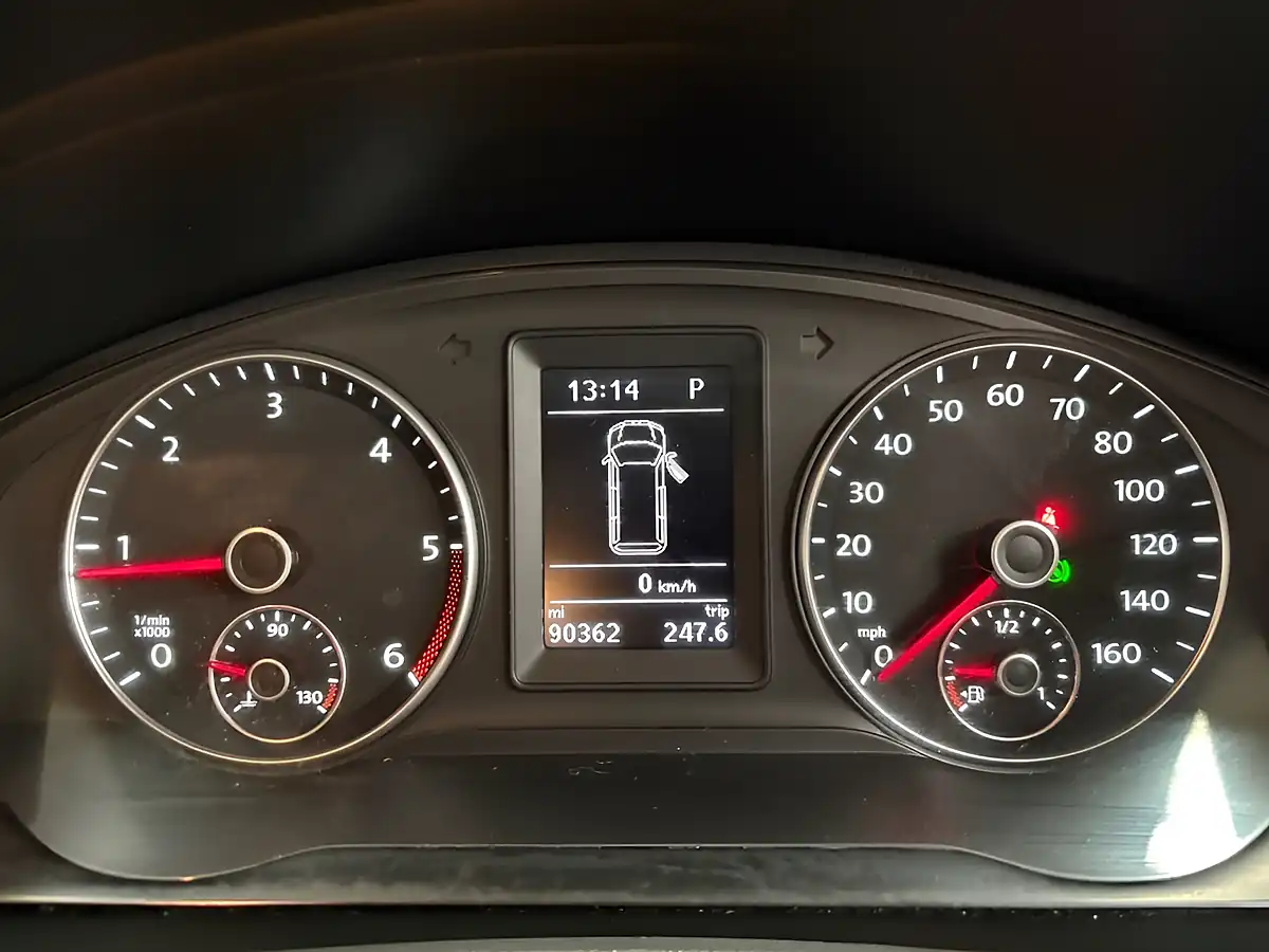 Used 2013 Volkswagen Caravelle Edition 25 White - Interior and Exterior details 14