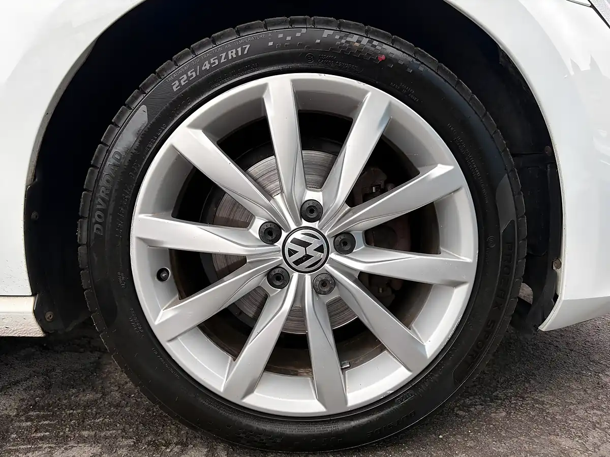 Used 2013 Volkswagen Golf Bluemotion Tech GT White - Interior and Exterior details 19
