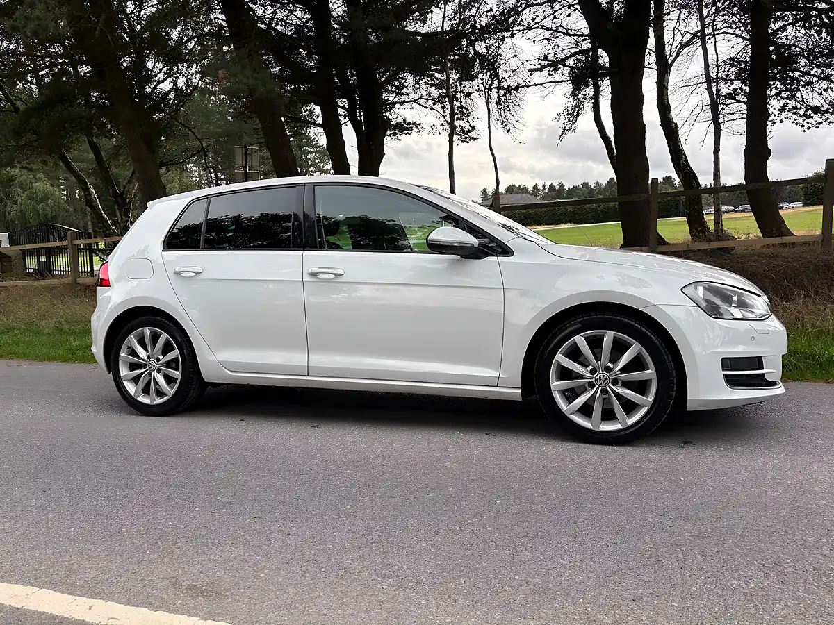 Used 2013 Volkswagen Golf Bluemotion Tech GT White - Interior and Exterior details 3