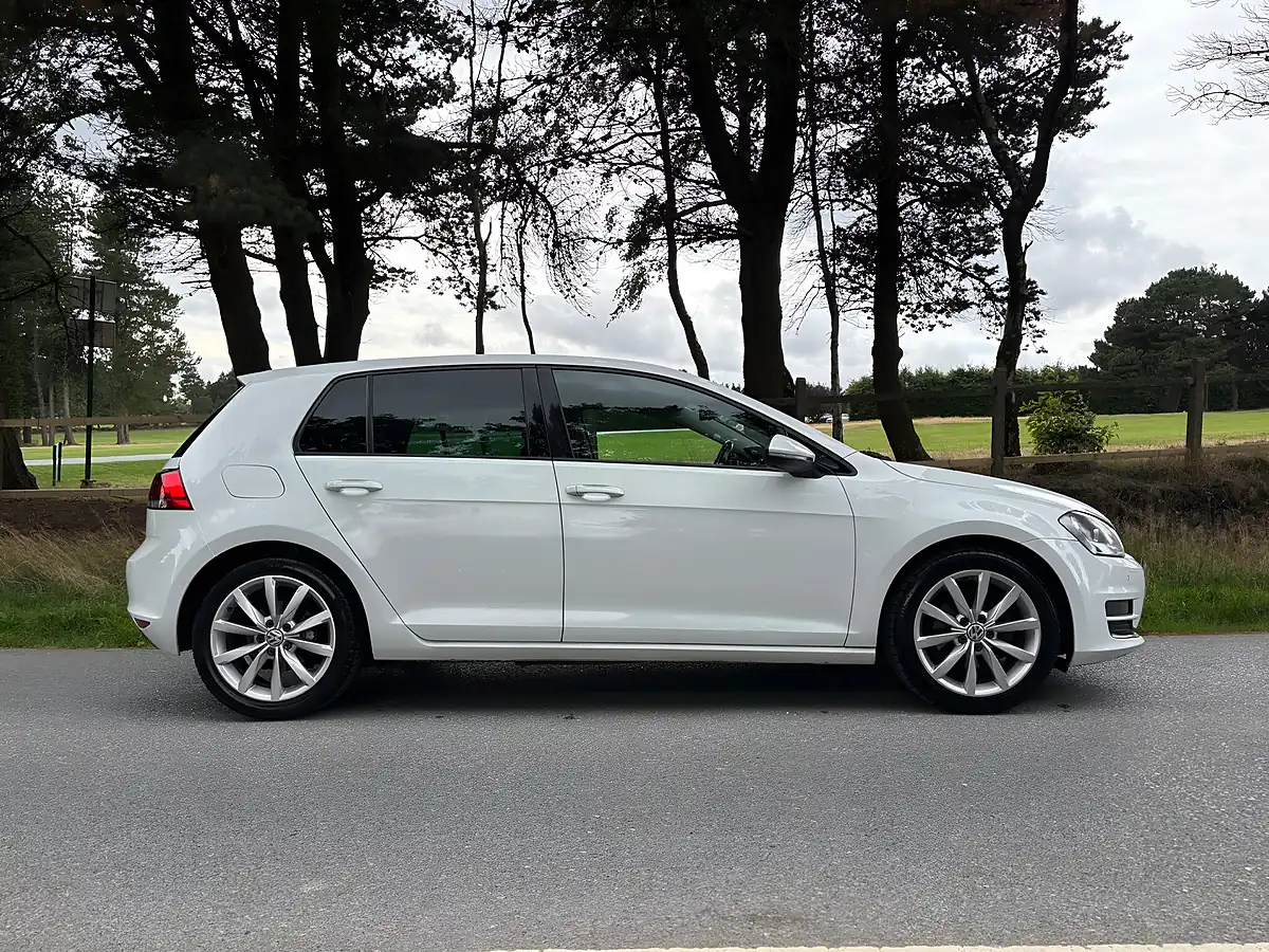 Used 2013 Volkswagen Golf Bluemotion Tech GT White - Interior and Exterior details 4